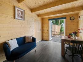 The Stable at CasaClarig - West Cork Cabin with Sauna, hotel v destinaci Béal an dá Chab
