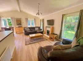 Family Friendly Lodge sleeping 5 with Hot Tub - Devon