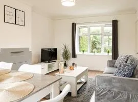 5 Bed House - Free Parking