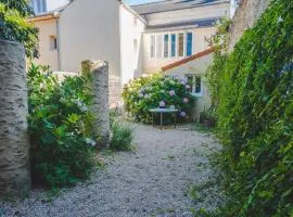 Maison mitoyenne avec jardin clos et terrasse à 200m de la plage - Vieux Port de Pornic - FR-1-306-1213
