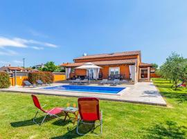 2 Bedroom Stunning Home In Skatari, hotelli kohteessa Škatari