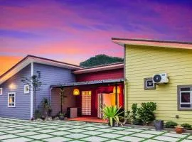 Hidden 4BR Cottage House Retreats (Free Parking)
