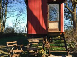 Cozy Wagon House With Views Over The Limfjord, hotel sa Roslev