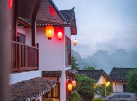 Zhangjiajie Ldyllic Pondside Timber Lodge Resort - Wulingyuan, Courtyard View, Free Airport Pickup & Travel Services, hotel en Zhangjiajie