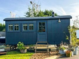 Shepherds Hut - Uk49729, hotel in Oxborough