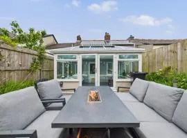 Delightful Cottage in St Newlyn | Sleeps 5 | Cosy Fireplace | Private Patio & Firepit | Near Newquay Beaches | Free Parking | Family-Friendly | Fast WiFi | Smart TV | Fully Equipped Kitchen | Peaceful Village Location with Pub & Scenic Walks Nearby