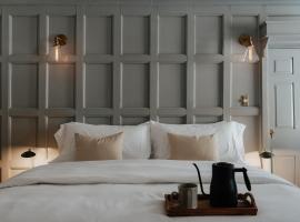 Book Village Inn - Austen Room King Bed, hotel in Hobart