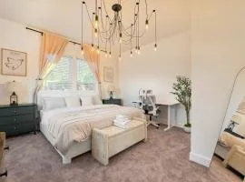 475 Unit 3 Stunning Private 1B unit Kingsize bed &sofa bed AC