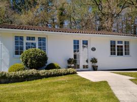 48 Baytree Cottage, Rosecraddoc Holiday Bungalows, hotel in Liskeard