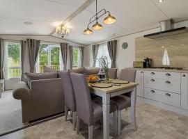 Rolling Hills Splash Escape -No Commercial Sign written Vehicles,Fishing Nearby & Communal Swimming Pool ,Pool open April to September, chalet de montaña en Cheriton Bishop