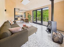 Cabin vr 4, zicht Semois-rivier!، فندق شاطئي في Frahan