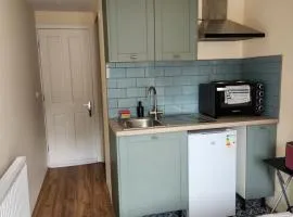 Ensuite Studio Flat Crawley-Gatwick