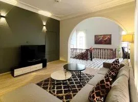 Villa Luxury 3 Bed Home Private Portion Central Comfort Driveway