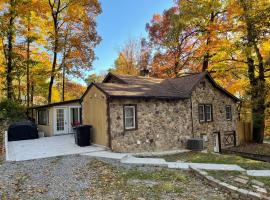 Entire Mountain Cottage Near Scenic Hiking Trails, hotel em Smithsburg