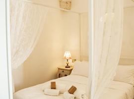 "Casa Tramonto" - Historic Center of Ostuni，位于奥斯图尼的酒店