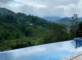 Kasturi D Manggis Janda Baik 8BR 4 Storey Bungalow Private Infinity Pool & Gunung Nuang View、ベントンのバンガロー