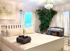Beach Glam Abode - King Bed, BBQ, Beach Gear