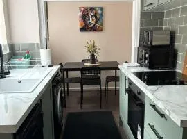 7 Bed Home - 1 minute walk to Anfield Stadium!