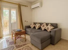 2BR Townhouse,Bath, TV, Backyard (1038)
