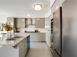 Luxury 5 Bed Retreat for 12 with Gourmet Kitchen, hotel v destinácii Paris
