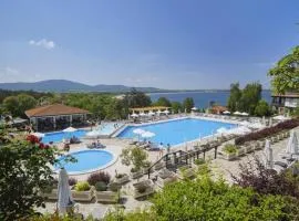 Трёхкомнатные роскошные апартаменты у моря в Санта Марина