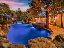 NEW LUXURY ESTATE - Sleeps 22 - Saltwater Pool, Spa, Waterfall With Cave Grotto!