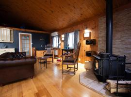 Plezzy Cottage, hotel v destinaci Papineauville