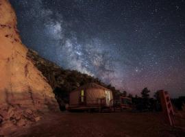 Yurt Overlook #8 with AC and Private Bath King Suite, villa in Orderville