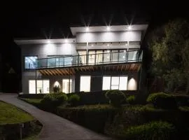 The MBM - Modern 4BR Home, Spacious, Views, Ideal for Groups