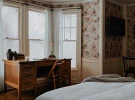 Book Village Inn - Twain Room Queen Bed, pet-friendly hotel in Hobart