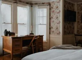 Book Village Inn - Twain Room Queen Bed