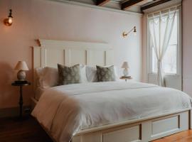 Book Village Inn - Fitzgerald Room King Bed, pet-friendly hotel in Hobart