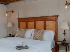 Book Village Inn - Hemingway Room King Bed, pet-friendly hotel in Hobart