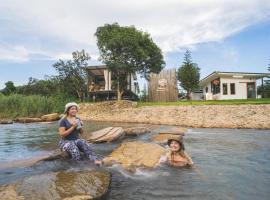 อิสระ แคมป์ปิ้ง แอนด์ คาเฟ่ Issara camping, hotel que aceita pets em Ban Bung Mai