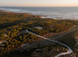 Buttons By The Beach - beach house on King Island, hotel amb aparcament a Yambacoona