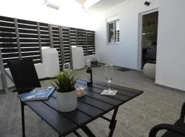 Angelica Residence - Perfect Quiet Center Location - 10mins Walk to Gennadi Beach