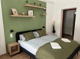 Balaton Bloom Vend&eacute;gh&aacute;z, хотел на плажа в Шиофок