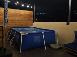 Rooftop Retreat, hotel v destinaci Al Ḩārah