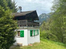 Cozy little chalet in a perfect location!, casa de campo em Champ&eacute;ry