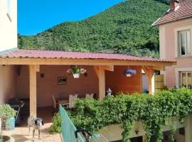 Gîte La Rose des Alpes à Serres, 3 chambres, capacité 4 à 8 personnes, Cuisine, Terrasse, Parking et Garage