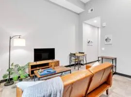 CozySuites Modern 1BR in Downtown Pitts #16