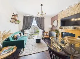 Elegant 1-Bed Apt | Central Falmouth | Parking & WiFi | Lockbox Entry | Walk to Town & Pubs | Quiet Residential Road | Top Floor Apartment | Near Train Stations & Beaches
