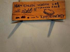 Idiosyncrasy Bar and Hostel, khách sạn ở Kampot