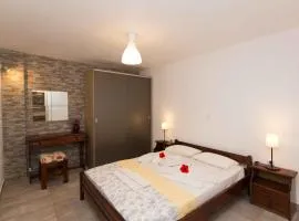 PAROS APARTMENT MELAS b1