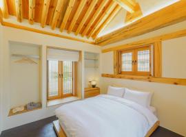 Hanok stay Jungwooga, ξενοδοχείο με υδρομασάζ σε Gyeongju