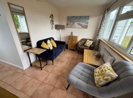 226, Two bed newly refurbished detached chalet on Sund0wner Holiday Park - Sleeps 4, pet friendly - bed linen, towels plus electricity all included, hotel a Hemsby