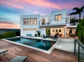 Luxury Pool Haven Scenic Views and Summer Fireworks