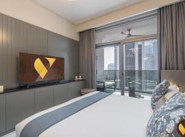 VOGUE MAG318 Business Bay - Downtown Dubai - Pool View with balcony and walkable to Burj Khalifa and The Dubai Mall, hotel v destinaci Sabkhah