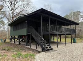 The Woods Camp on the River, strandhotel in Robert