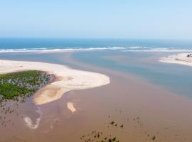 Cozy 1 bedroom Coastal Condo Beachside Bliss Near Golf & Adventure，馬林迪的分租公寓